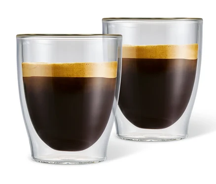 Két duplafalú caffè crema pohár kávéval töltve.