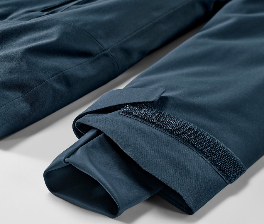 A tengerészkék síkabát részlete.