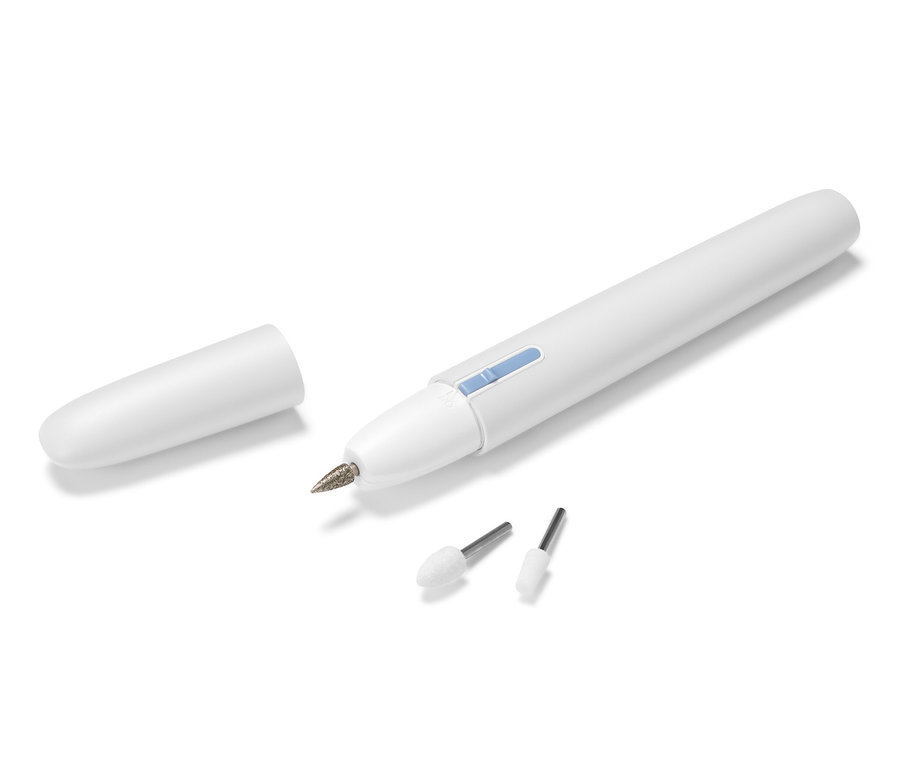 Manikűr-pedikűr készülék tartozékokkal és védőkupakkal.