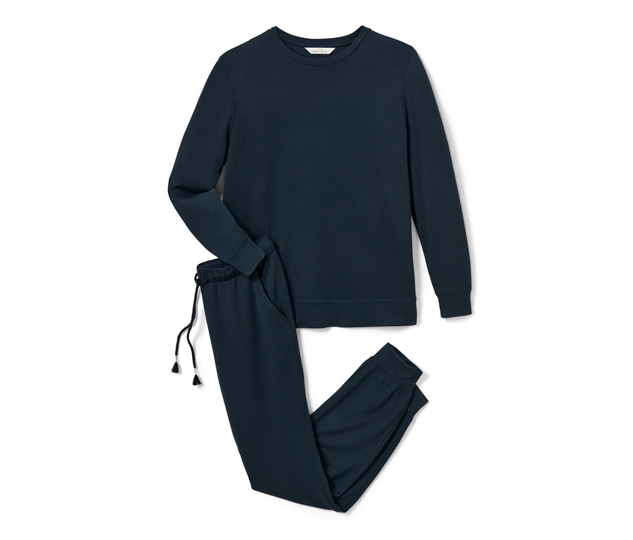 Egy sötétkék szabadidőruha látható fehér háttéren.