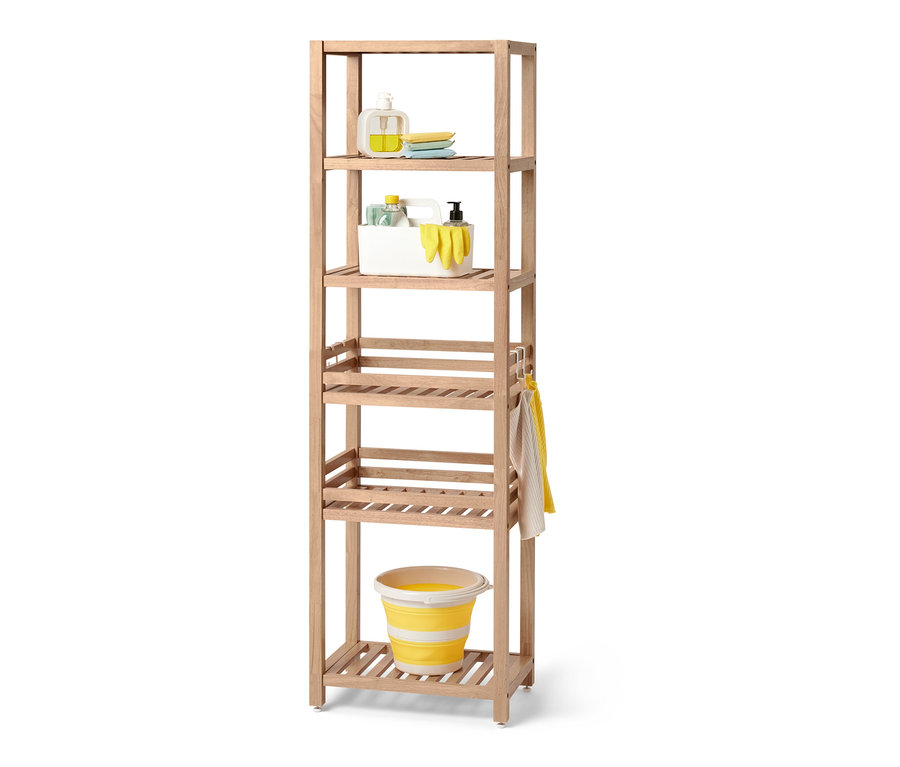 Tisztítószerek egy fa állópolcon.