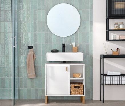 Fürdőszoba belsőépítészeti képe keskeny konzolasztallal, fém falipolccal, üvegajtóval és mosdó alatti szekrénnyel.