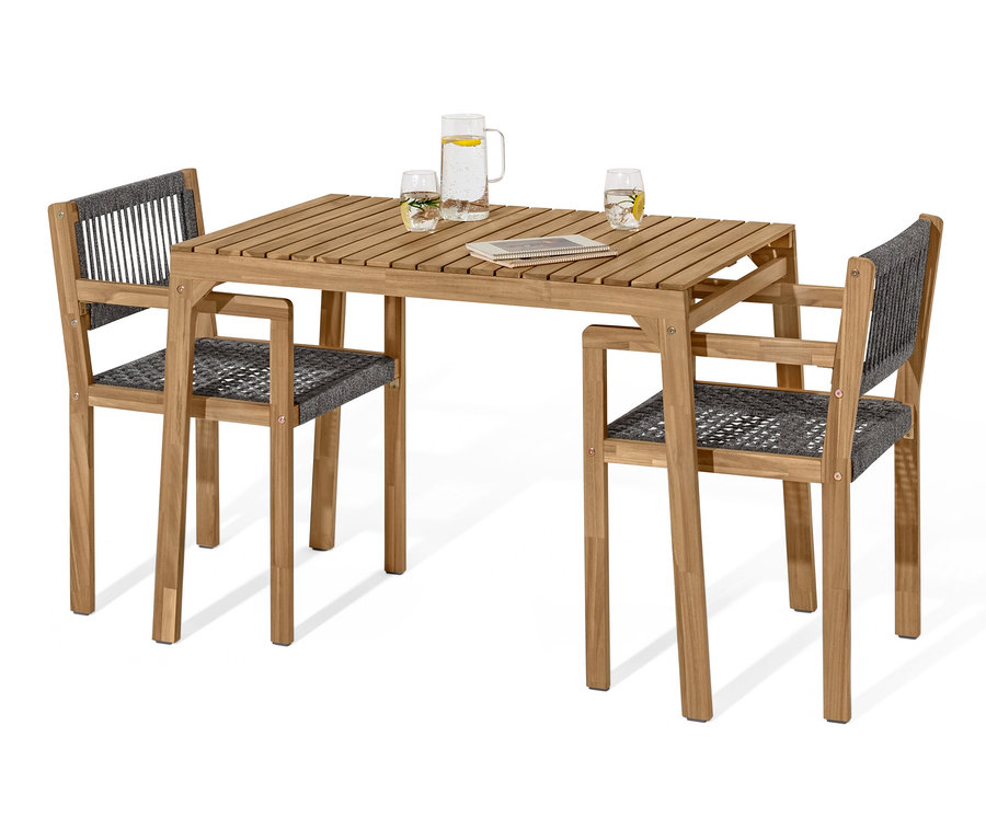 Két szék és egy asztal a textilhálós balkonszetből. Az asztalon vizespoharak és egy kancsó áll.