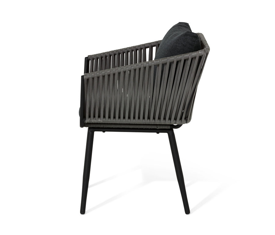 Egy textilhálós étkezőszék oldalnézete szürke ülőpárnával és fekete lábakkal.