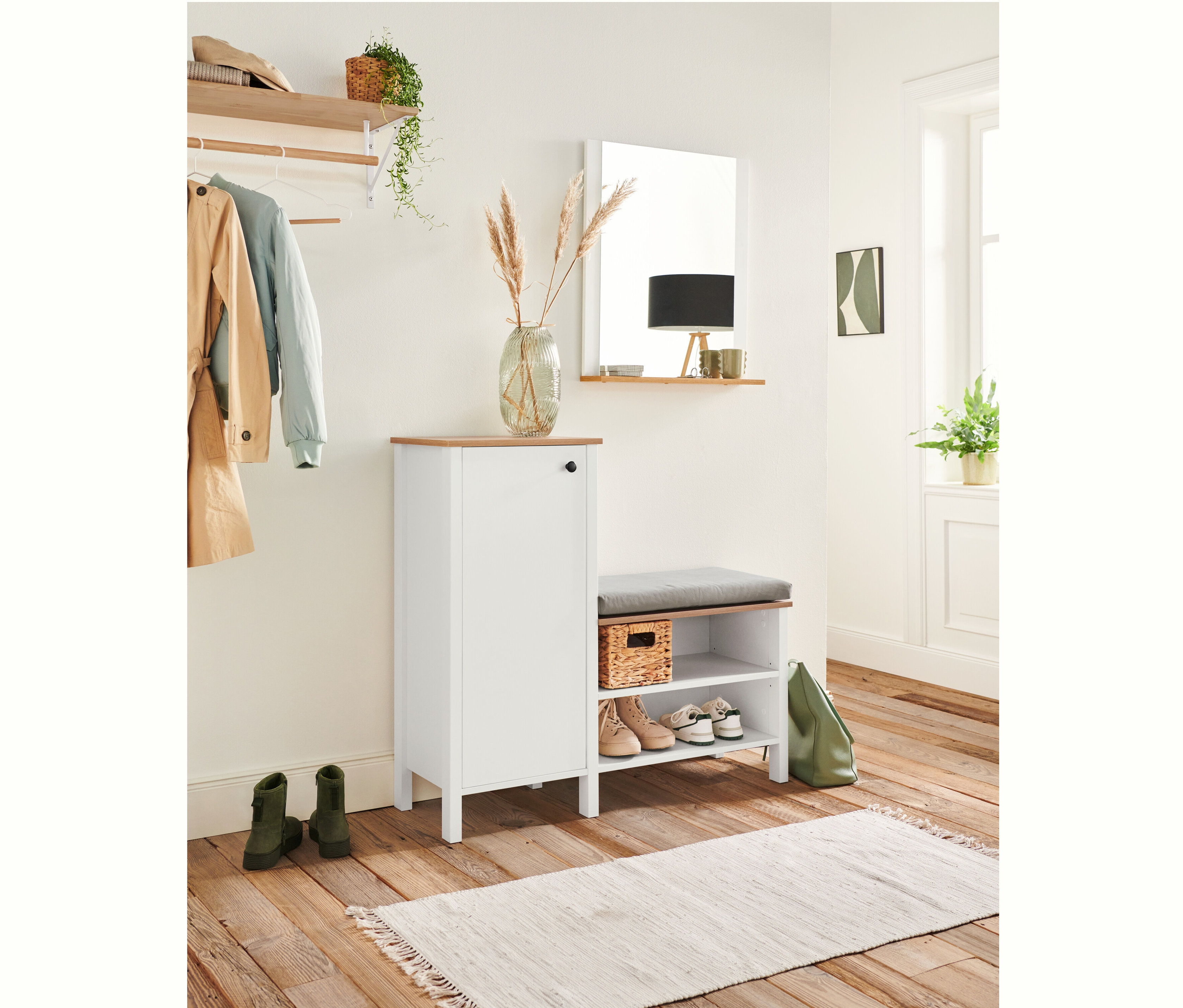 A belső térben fali fogas és ülőpad cipőszekrénnyel látható.