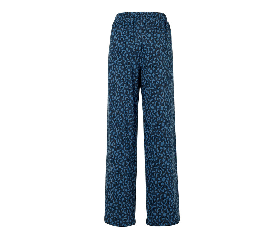 Egy kék, nyomott mintás szabadidőnadrág.