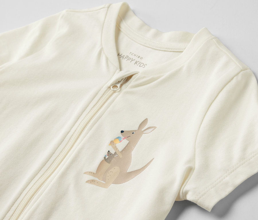 Egy rövid hálóruha kisgyerekeknek kenguru mintával, közelről.