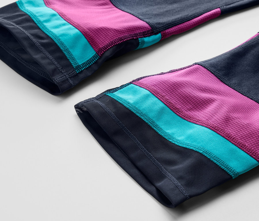 Egy 3/4-es sportnadrág részlete színes blokkokkal.