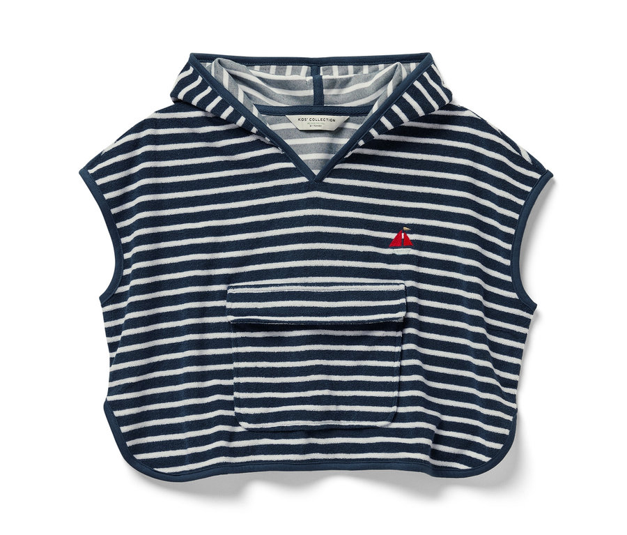 Csíkos, sötétkék kisgyerek frottírponcsó kapucnival, zsebbel és egy kis piros vitorláshajó hímzéssel.