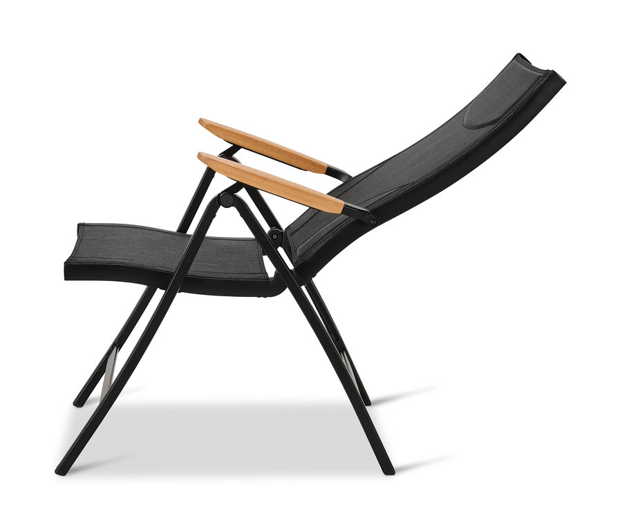 Egy fekete, állítható háttámlás összecsukható szék részletes képe fa karfával.