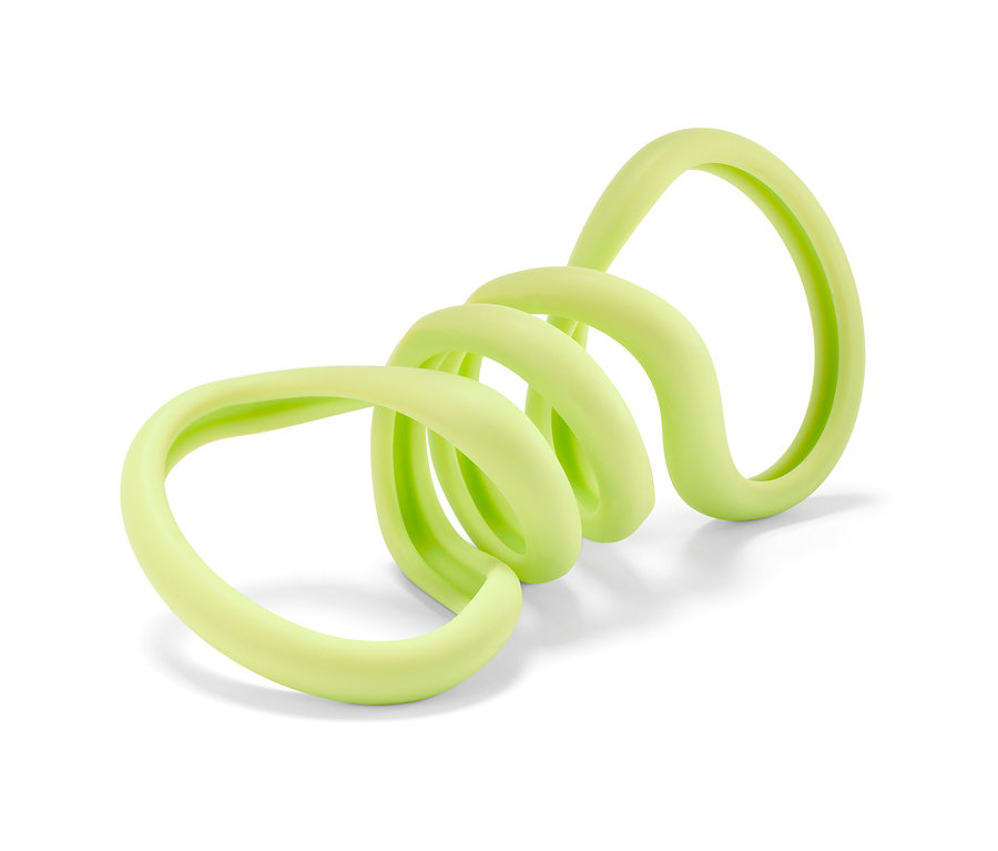 Egy világoszöld, spirálisan összetekert rugalmas kutyajáték fehér háttéren.
