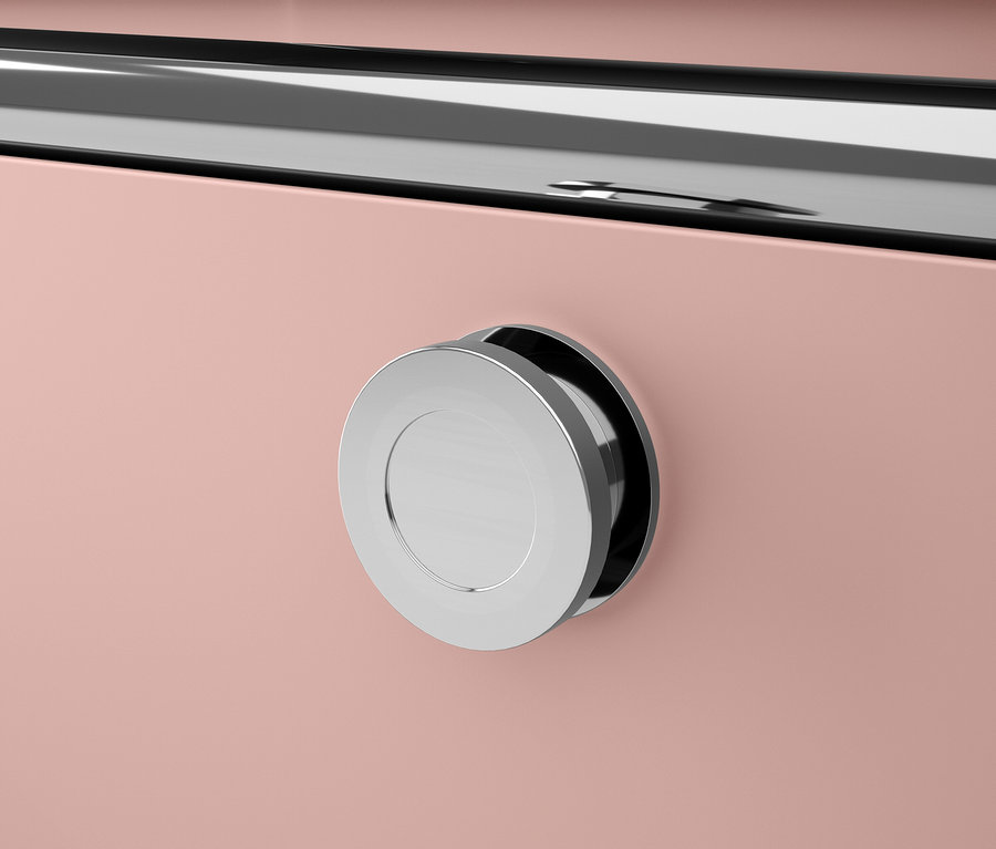 Rózsaszín szekrény részlete ezüst, kerek fogantyúval.