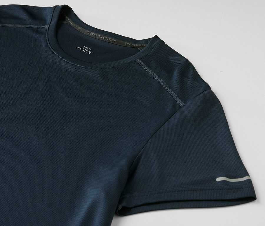 Sötétkék női funkcionális felső.