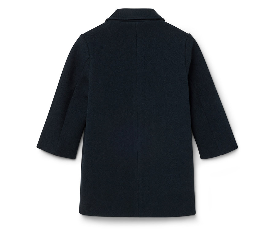 Sötétkék kabát hátuljának részlete.