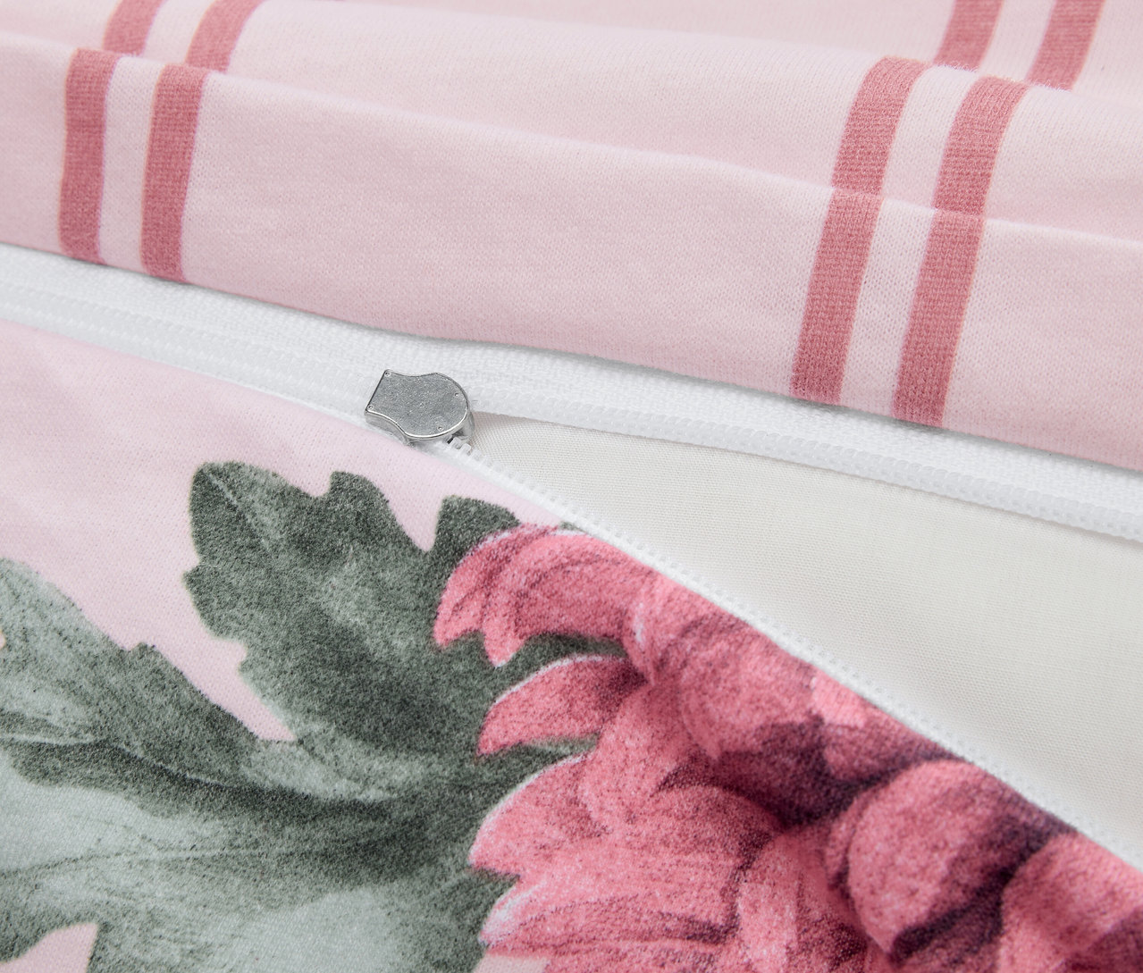 Egy standard méretű, virágmintás, csíkos, ezüst cipzáras téli jersey ágynemű részlete.