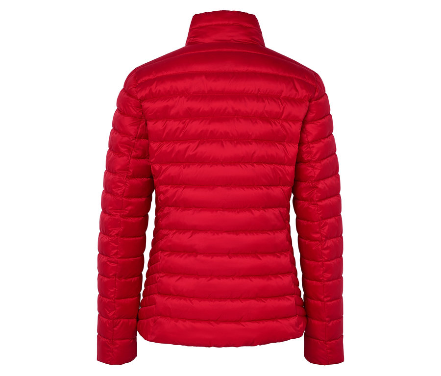 Egy piros, steppelt dzseki hátulnézete.