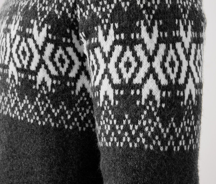 Egy szürke, Fair Isle mintás gyapjúnadrág részlete.