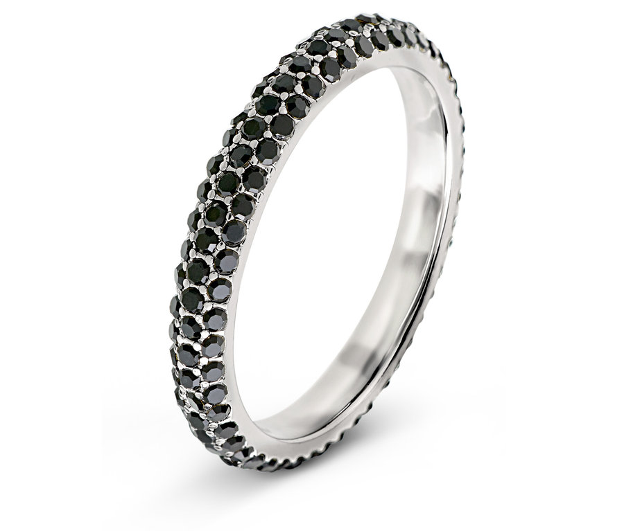 Egy ezüst gyűrű részlete, két sor fekete kővel.