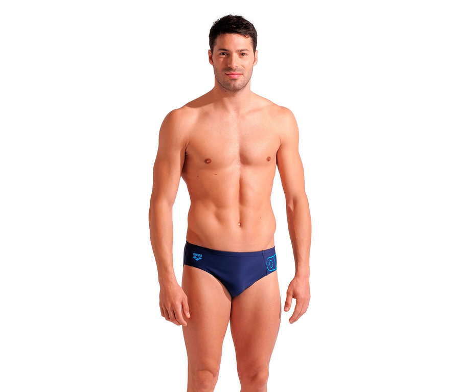 Férfi pózol arena márkájú, tengerészkék Scratchy úszónadrágban.