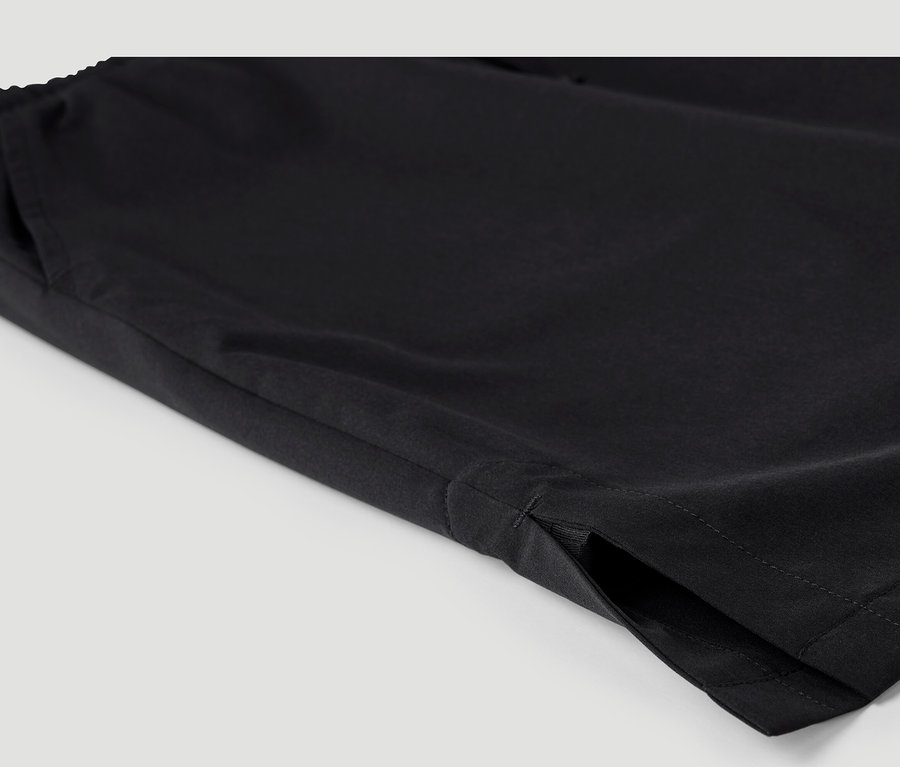 Közeli kép egy fekete női funkcionális nadrágszoknyáról.