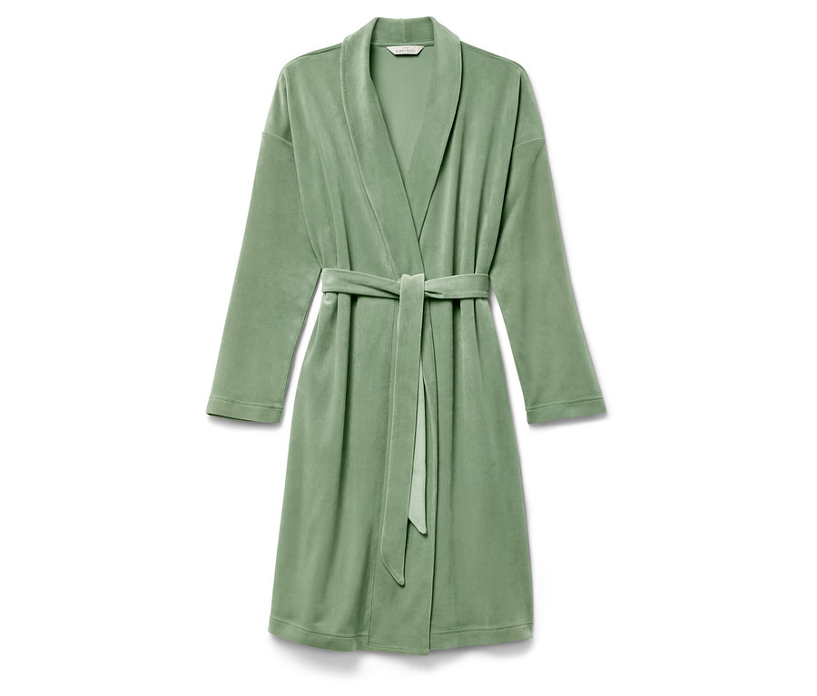 Egy zöld köntös övvel a fehér háttéren.