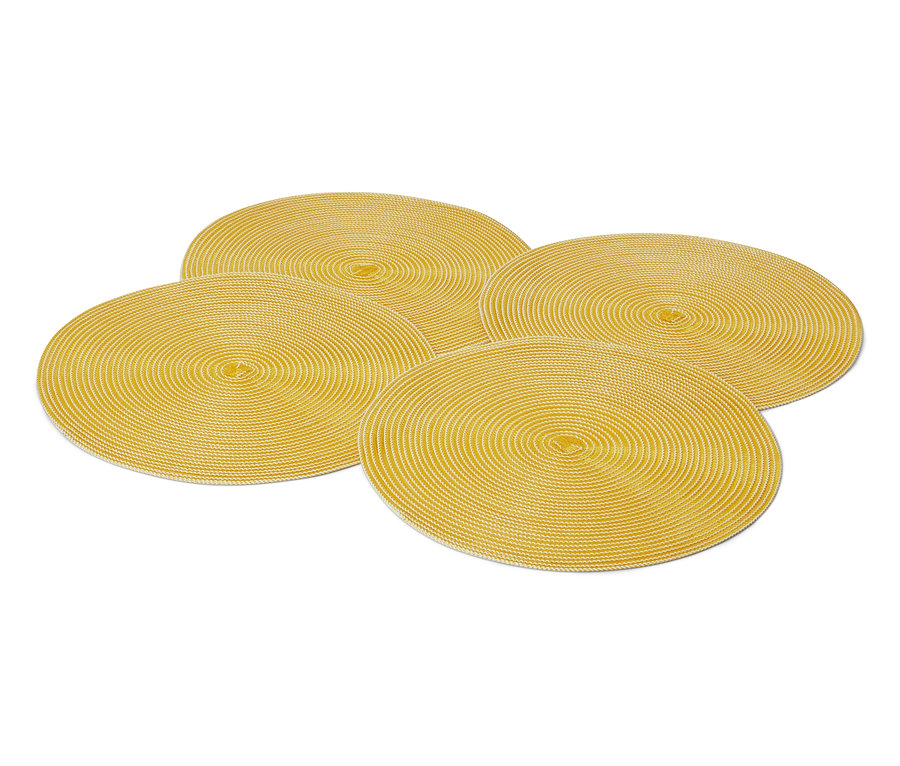Négy sárga kerek tányéralátét fehér háttéren.