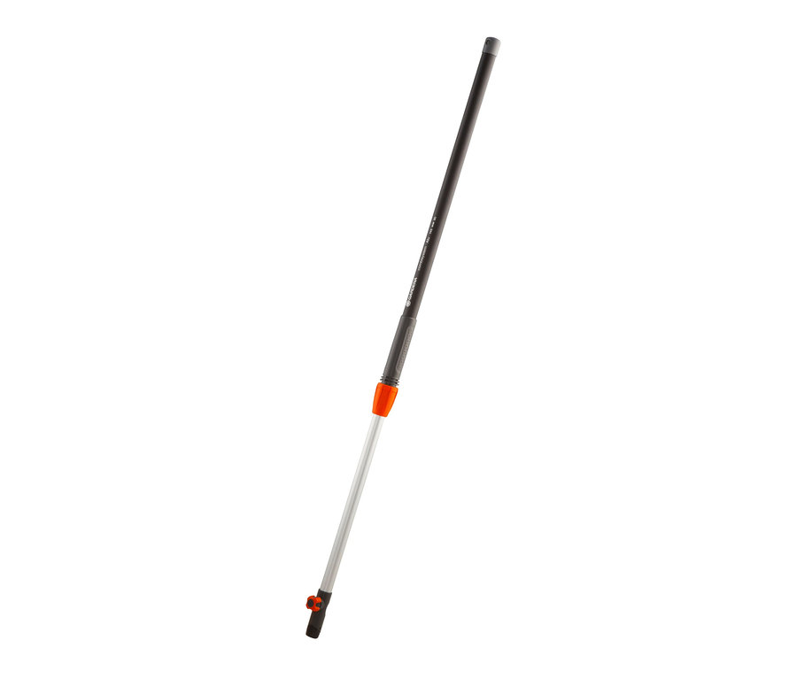 Egy GARDENA "combisystem" teleszkópos nyél látható a képen, kb. 90–145 cm.