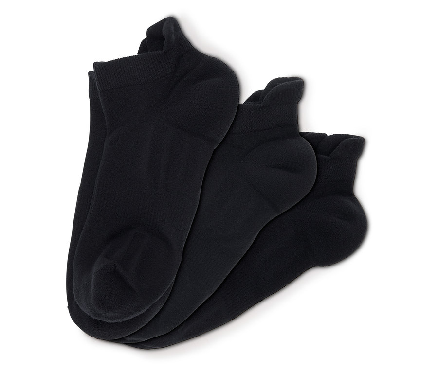 Három pár fekete zokni fehér háttéren.