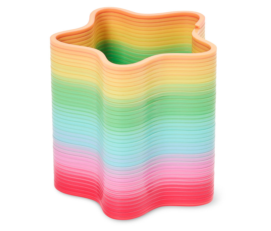 Egy szivárványszínű, csillag alakú tolltartó áll egy fehér felületen.