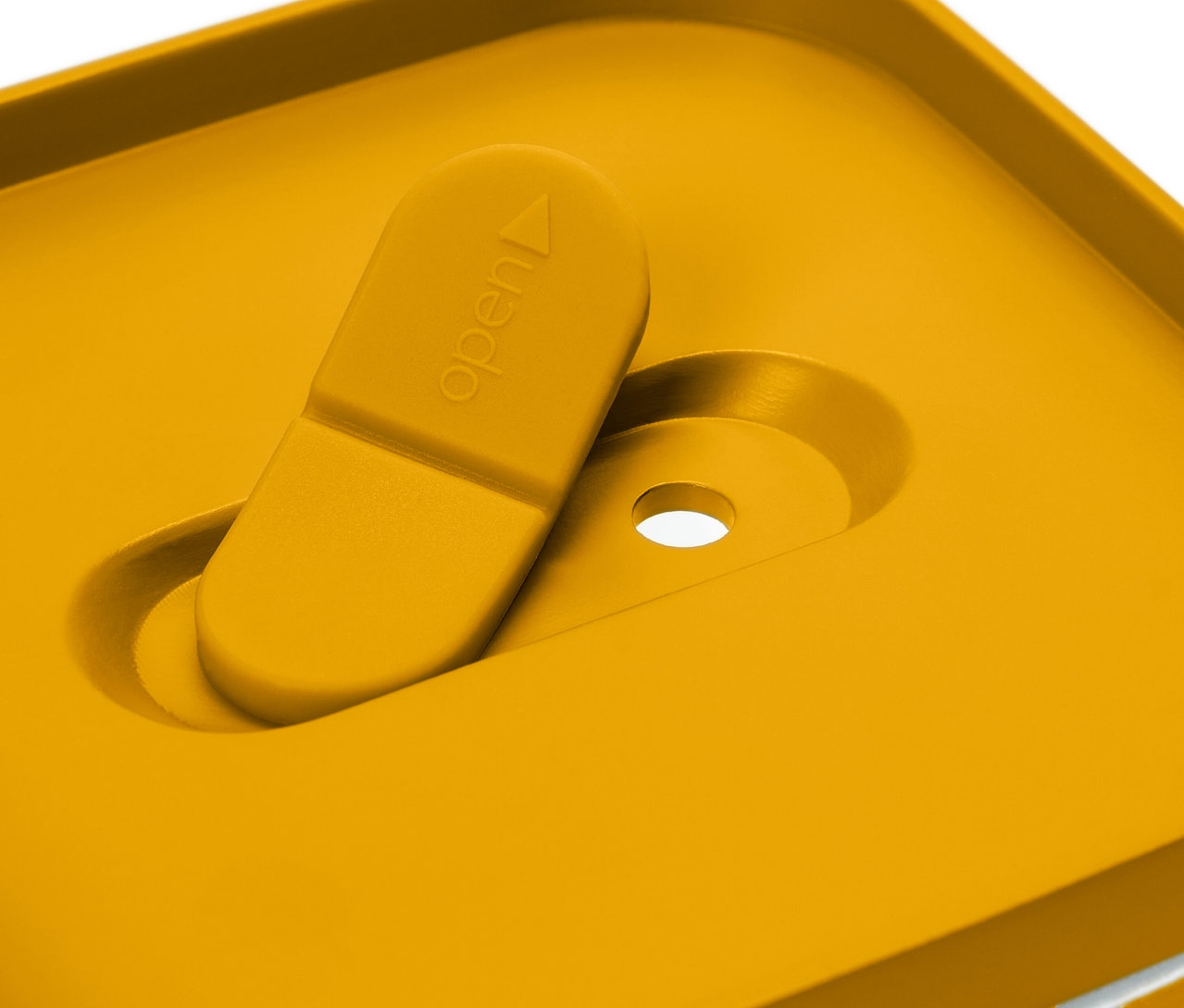 Egy sárga, kocka alakú frissentartó doboz részlete a zárszerkezettel.