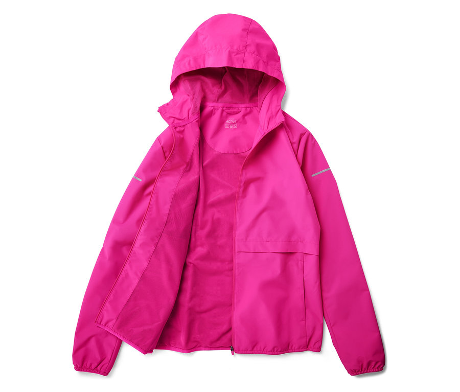 Egy nyitott, rózsaszín kapucnis kabát fekszik egy fehér háttéren.