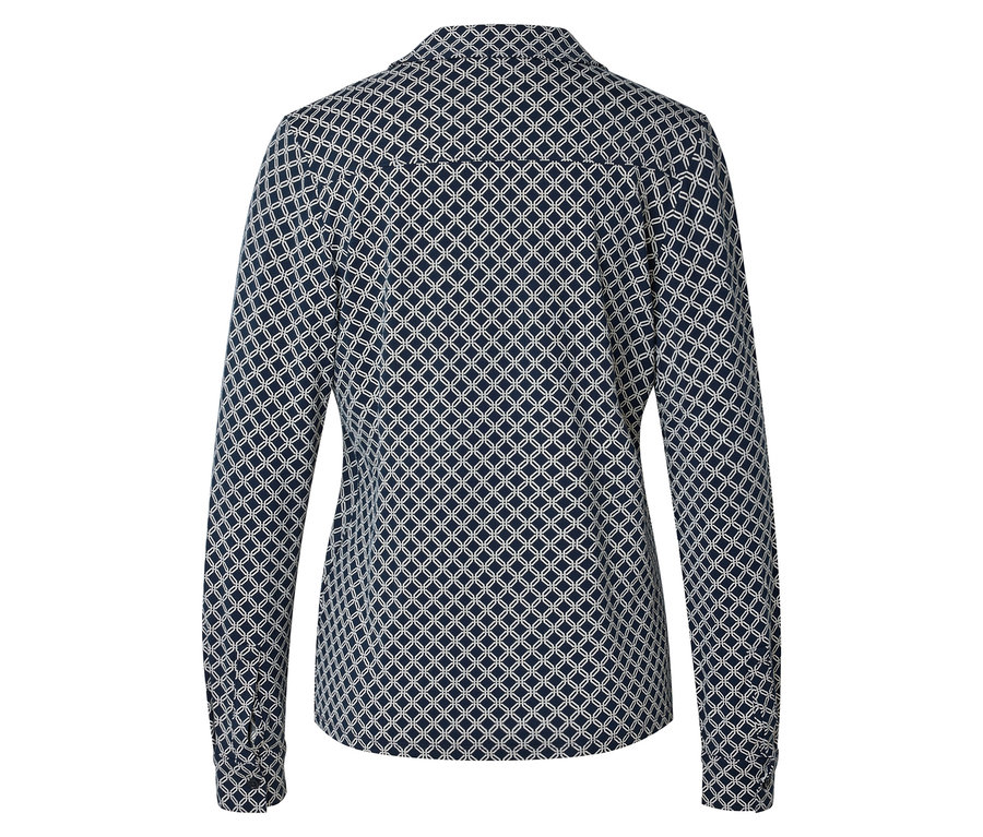 Hátulnézet egy hosszú ujjú, karcsúsított blúzról, tengerészkék és fehér színű, átfedő körökből álló geometriai mintával.