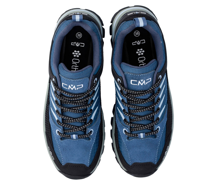 Felülnézet egy pár fűzős kék CMP túrabakancsra.