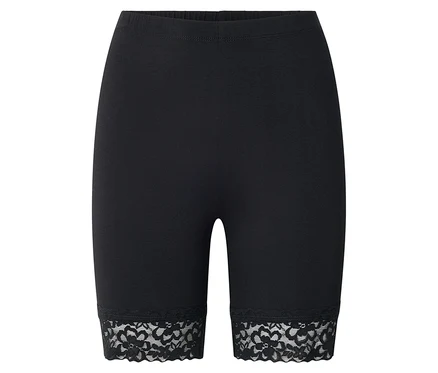 Fekete, rövid leggings csipkés szegéllyel.