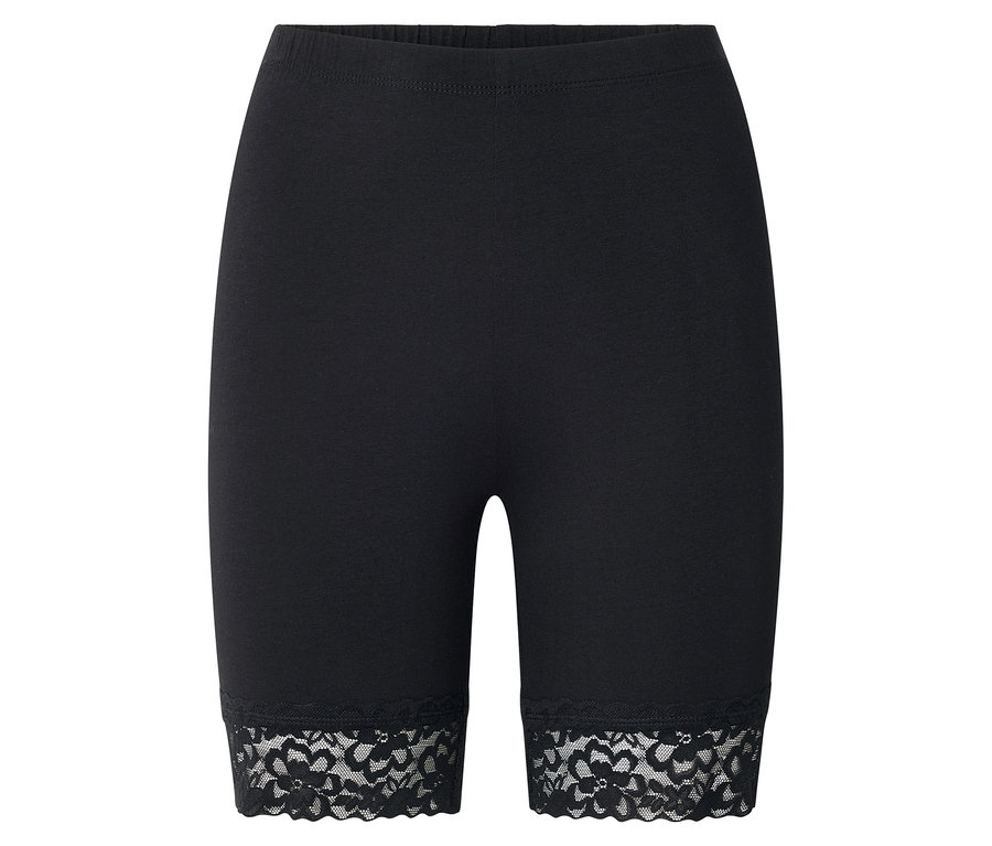 Fekete, rövid leggings csipkés szegéllyel.