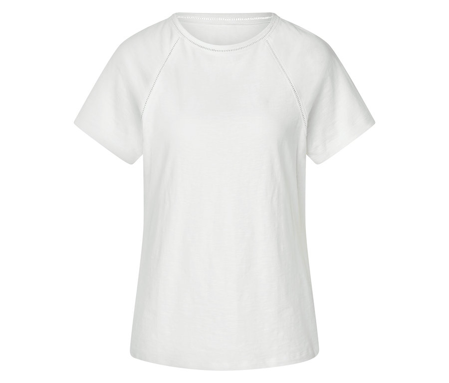 Fehér póló rövid ujjakkal, kerek nyakkivágással és lyukacsos mintával a raglán ujjakon.