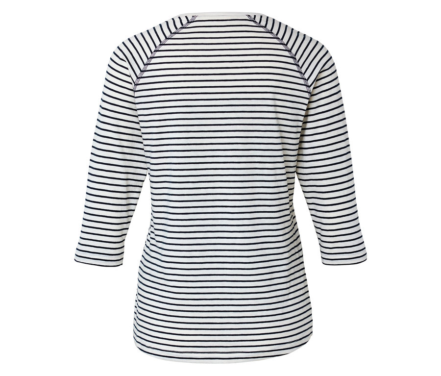 Hátulnézet egy csíkos, hosszú ujjú, háromnegyedes ujjú pólóról.