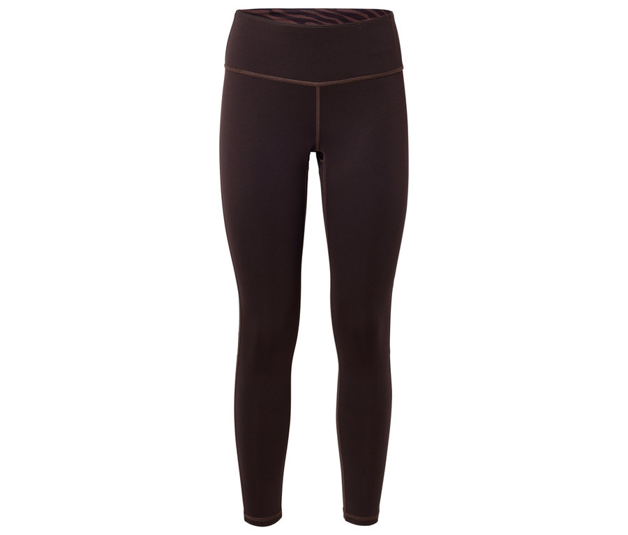 Barna leggings fehér háttérrel.