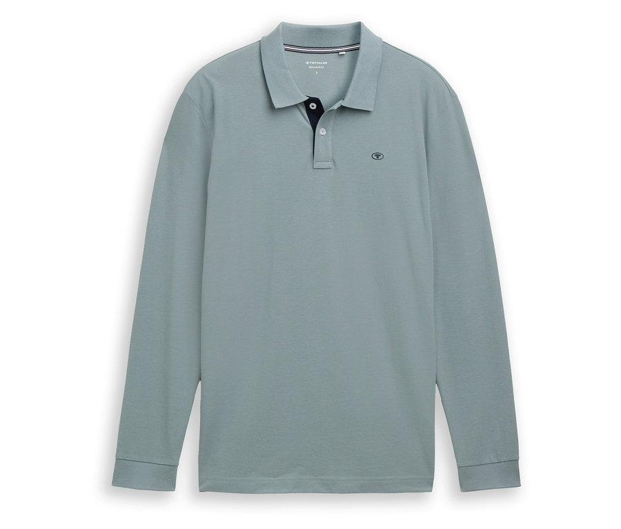 Egy világoskék, hosszú ujjú pólóing fekszik egy fehér háttéren.