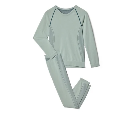 Világoszöld hosszú ujjú felső és hozzá illő leggings sötétzöld raglán varrásokkal és függőleges csíkos részletekkel.