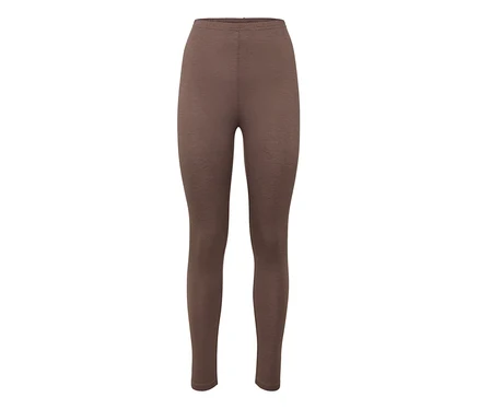 Barna leggings fehér háttéren.