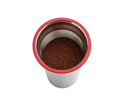 Felülnézet a »BrewJar« Cold Brew készítőn kávéőrleménnyel.