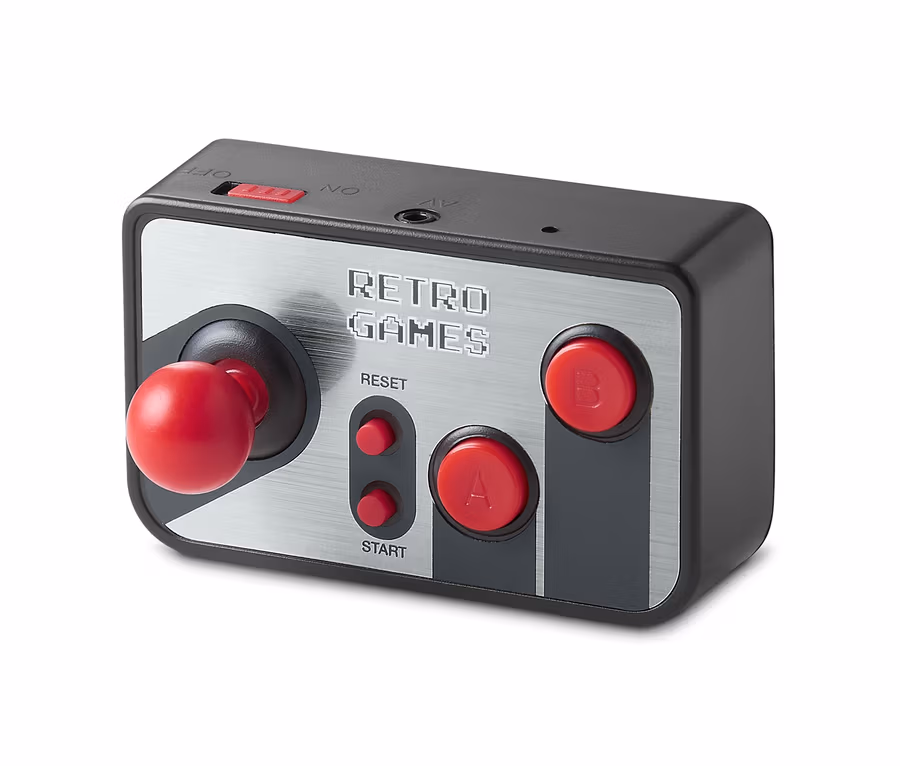 Közeli kép egy retro TV játékkonzolról piros joystickkel, A és B gombokkal.