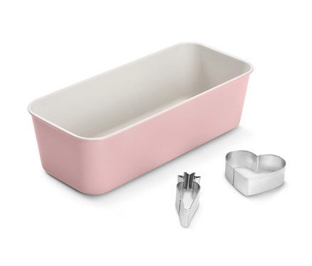 Egy rózsaszín sütőforma és két süteménykiszúró, egy répa és egy szív alakú.