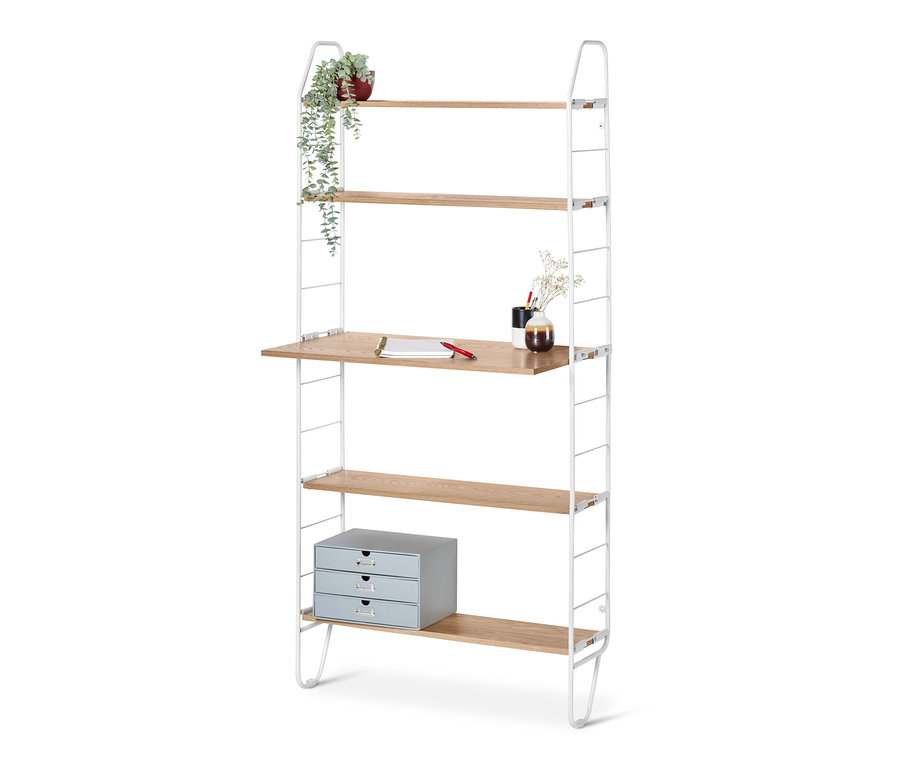 Fali polc asztallal, fém, fehér/tölgy színben, rajta jegyzetfüzet és toll. A felső polcokon virág és váza található.