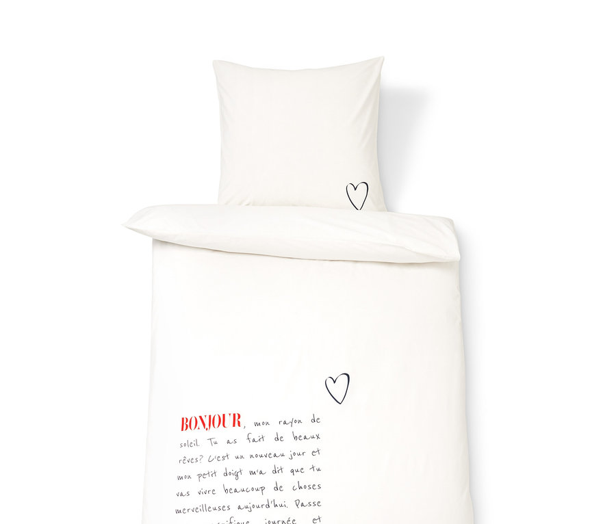 Fehér prémium pamut ágynemű, egyszemélyes méretben, fekete szívmintával és piros francia szöveggel.