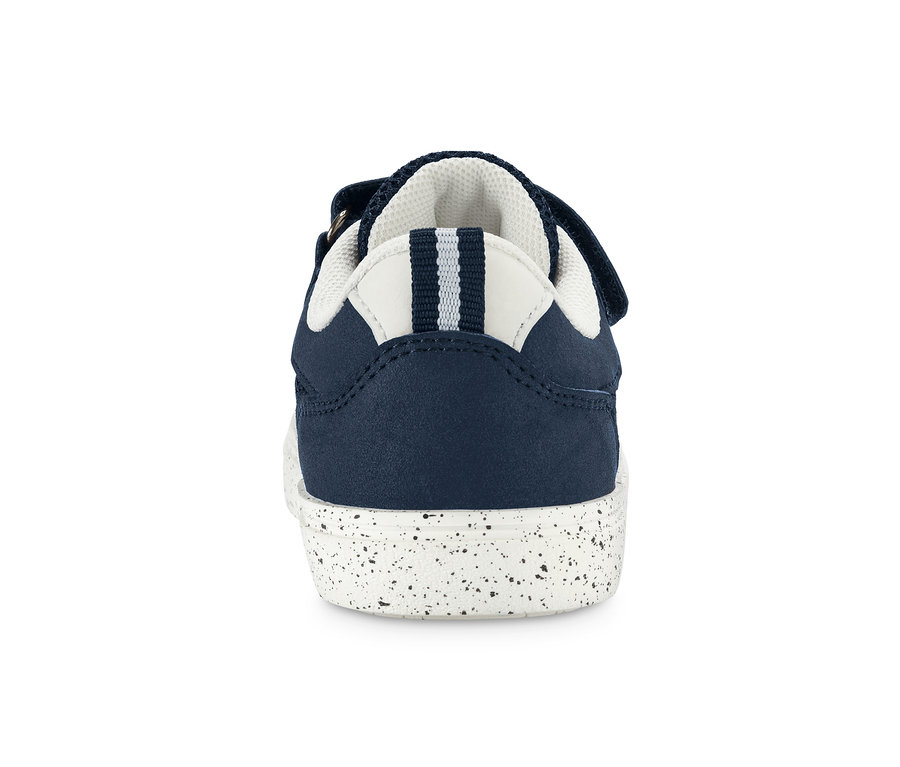 Egy sötétkék kisfiú sneaker cipő részlete hátulnézetből.