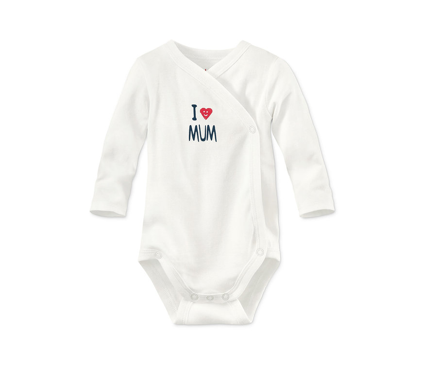 Egy fehér, hosszú ujjú bio pamut body "I ❤️ MUM" felirattal.