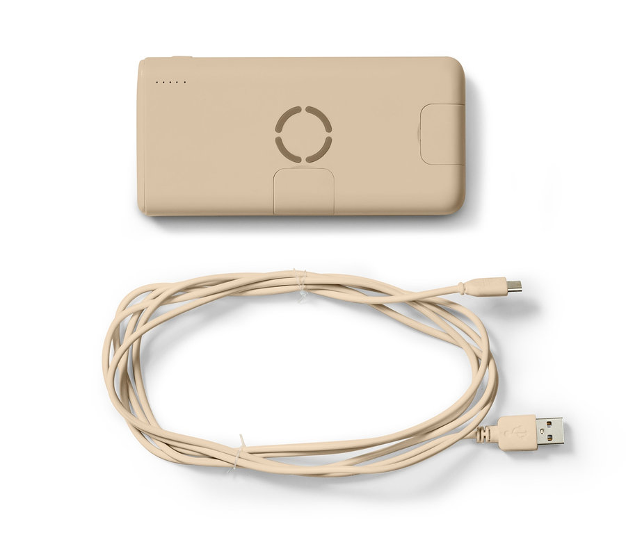 Egy bézs színű, vezeték nélküli powerbank és töltő egy kábellel együtt fehér háttéren.