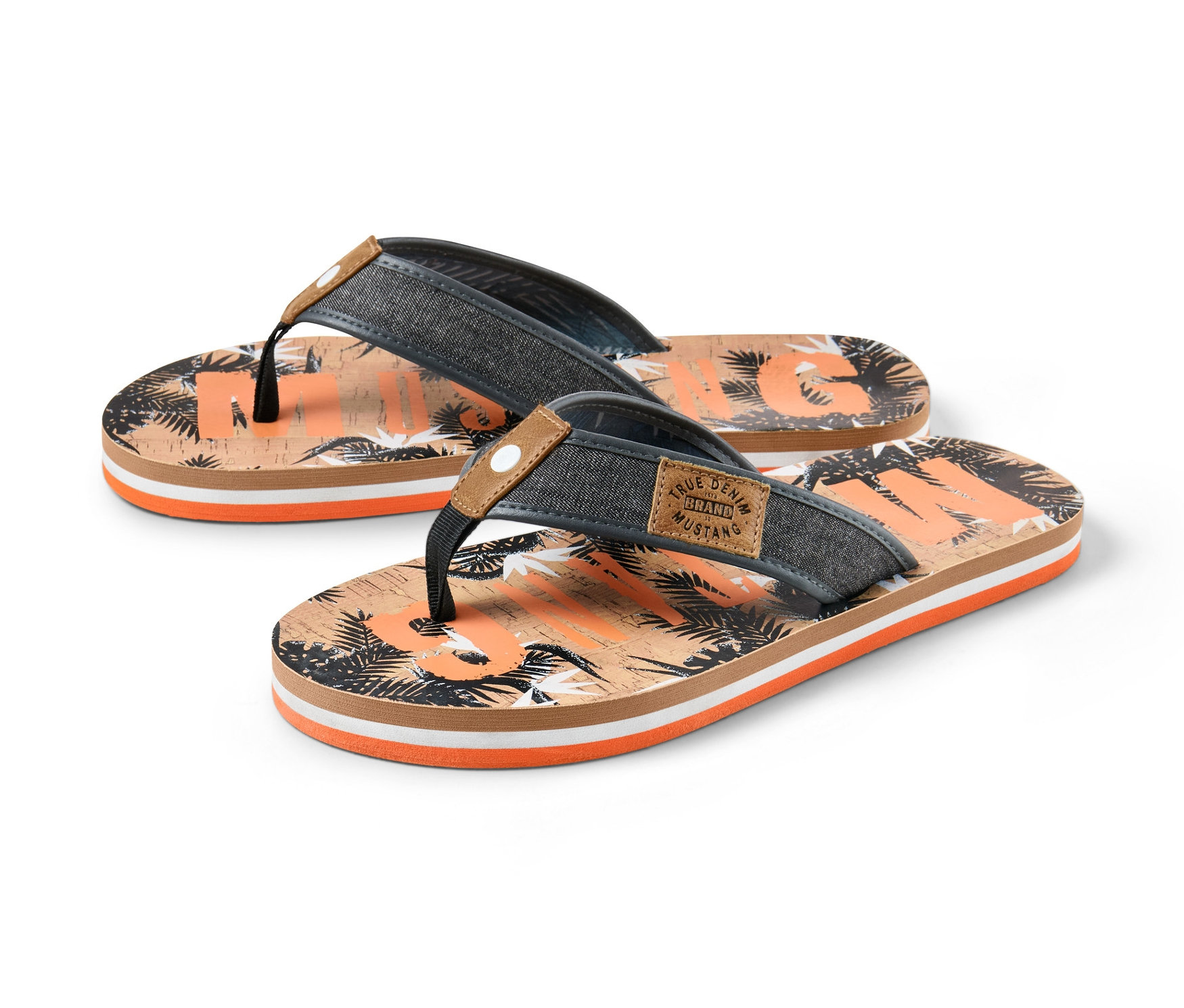Két pár »Mustang« lábujjas papucs, narancssárga trópusi mintával, fehér háttérrel.